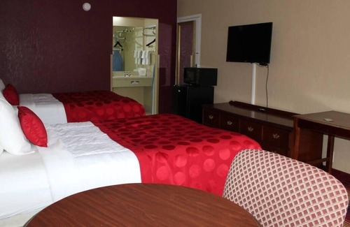 Perry House | Southern Hospitality! Great Unit, Pool, Gym, Business Center, Free Parking!