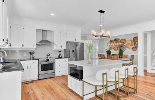 Isle of Palms House | Southern Oasis by AvantStay 0.5mi Walk to the Beach Pool Patio Large Yard