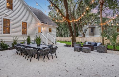 Isle of Palms House | Southern Oasis by AvantStay 0.5mi Walk to the Beach Pool Patio Large Yard