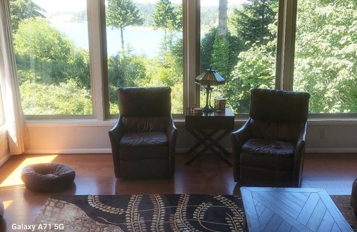 North Bend House | Southern Oregon Mid -Century Coastal Charmern Summer Discount- Aug & Sept 2025