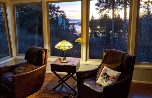 North Bend House | Southern Oregon Mid -Century Coastal Charmern Summer Discount- Aug & Sept 2025