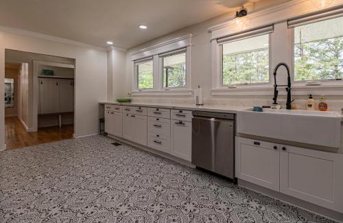 West Southern Pines House | Southern Pines Gem with 2 Master-King Suites