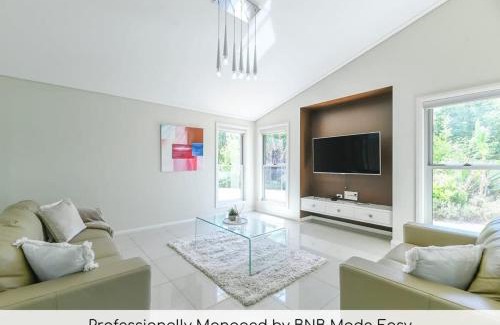 Dubbo House | Southlakes Haven - Lake Views, Pet Friendly