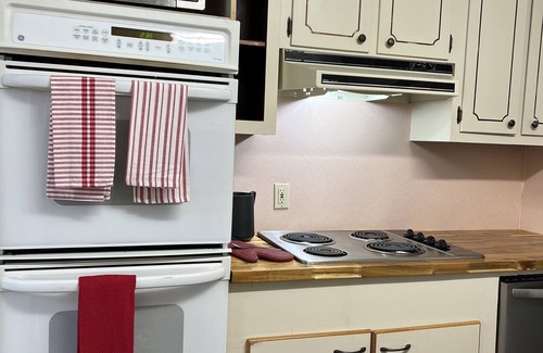 Barclay Downs House | SouthPark Townhome: Pet-Friendly with Patio