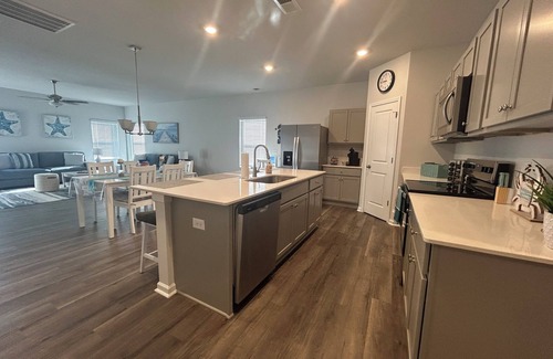 Southport House | Southport Seascape ¦ Coastal Charm ¦ 3BR Home ¦ 3 Miles to Oak Island