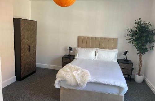 Southwell Apartment | Southwell 3-Bed Near Racecourse, Minster and Trails
