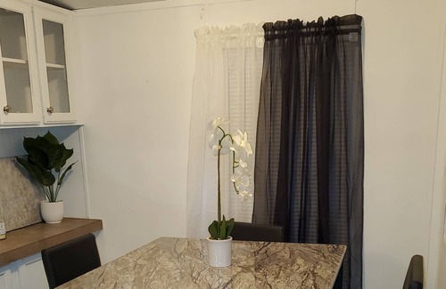 West Newton House | SOUTHWEST COMFORT CLOSE TO AIRPORT!