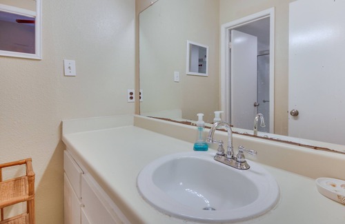 Greater Fondren Southwest Apartment | Southwest Houston Apartment w/Pool Access!