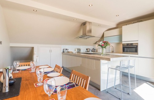 Parsons Green and Walham Apartment | Southwest Rooftops - Two Bedroom Apartment, Sleeps 5