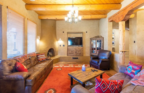 Alamedan Valley House | Southwestern Adobe Retreat 2.6 miles from Balloon Fiesta