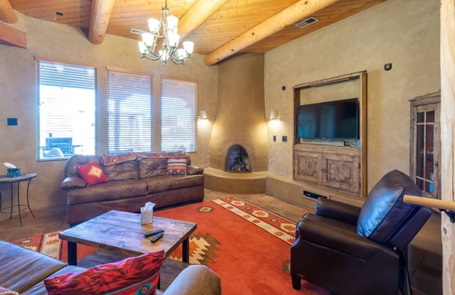 Alamedan Valley House | Southwestern Adobe Retreat 2.6 miles from Balloon Fiesta