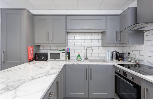 Buckland Apartment | Sovereign Gate is a renovated commercial block converted into 2 x 2 bedroom apartments, situated in the heart of Portsmouth City. Free parking and great for access to major transport links, continental ferries and Gunwharf Quays.