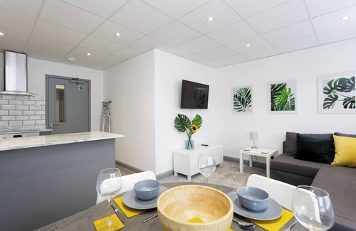 Buckland Apartment | Sovereign Gate is a renovated commercial block converted into 2 x 2 bedroom apartments, situated in the heart of Portsmouth City. Free parking and great for access to major transport links, continental ferries and Gunwharf Quays.