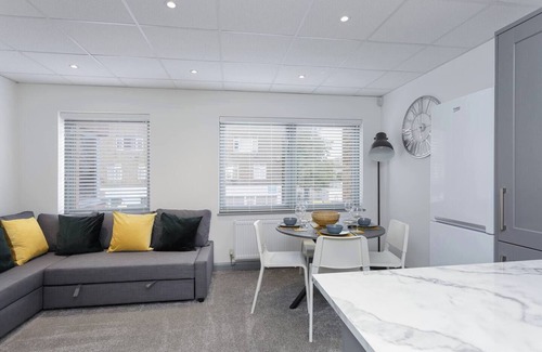 Buckland Apartment | Sovereign Gate is a renovated commercial block converted into 2 x 2 bedroom apartments, situated in the heart of Portsmouth City. Free parking and great for access to major transport links, continental ferries and Gunwharf Quays.