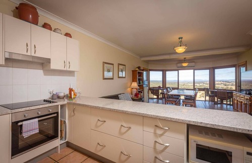 Lovedale House | Sovereign Hill Country Lodge - Group accommodation with panoramic views from every room