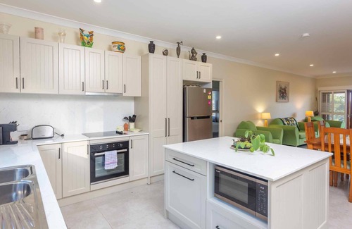 Lovedale Cottage | Sovereign Hill Country Villa - Stylish villa with scenic valley views