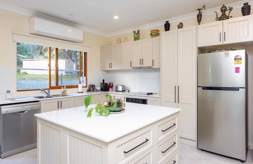 Lovedale Cottage | Sovereign Hill Country Villa - Stylish villa with scenic valley views