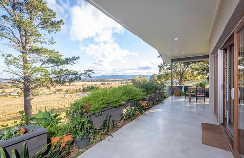Lovedale Cottage | Sovereign Hill Country Villa - Stylish villa with scenic valley views