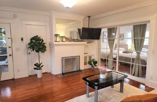 Alhambra Apartment | SP18 Prime location LUXE 2Bedroom/1Bath Apartment kingsize bed!