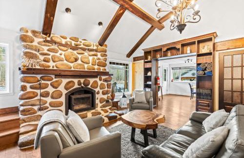 Saint-Brigitte-de-Laval Ski Chalet | Spa and river - Le Riverain