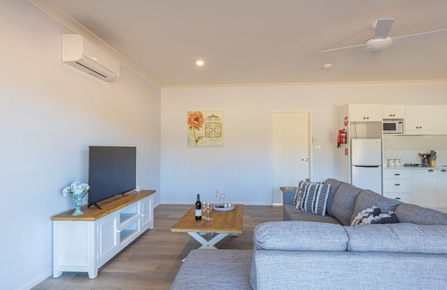 Pokolbin Ski Chalet | Spa Cottage, overlooking vineyard
