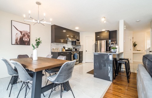 Southeast Edmonton House | ★ Spa Oasis Home ★ Hot Tub - King Bed - BBQ - Garage - Pets!