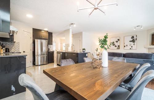 Southeast Edmonton House | ★ Spa Oasis Home ★ Hot Tub - King Bed - BBQ - Garage - Pets!
