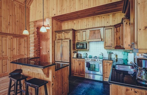Fiddler Lake Resort Ski Chalet | SPA/Sauna/Exterior Pool/Lake/Bee