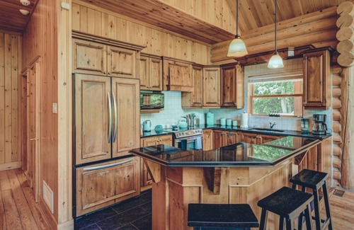 Fiddler Lake Resort Ski Chalet | SPA/Sauna/Exterior Pool/Lake/Bee