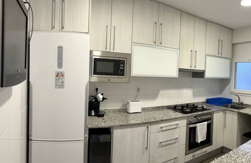 El Port Apartment | Spacious Apartment close to FIRA and Downtown