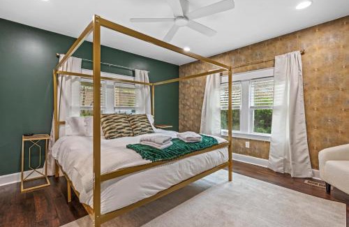 Woodbine House | Space Cowboy - Huge yard, Firepit, close2downtown