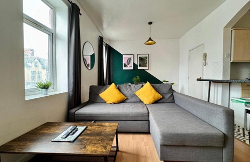Plasnewydd Apartment | Space for groups, 10 mins from Queen St!