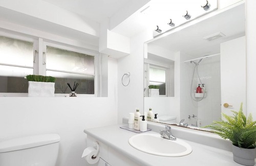 Lynn Valley House | Spacious 2 Bedroom Private Basement 1 Minute Walking Distance From Lynn Canyon Trails