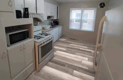 Cleveland Heights Apartment | Spacious 1 bdrm near hospitals, Little Italy, shops, eateries.