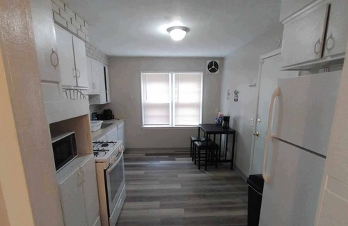 Cleveland Heights Apartment | Spacious 1 bdrm near hospitals, Little Italy, shops, eateries.