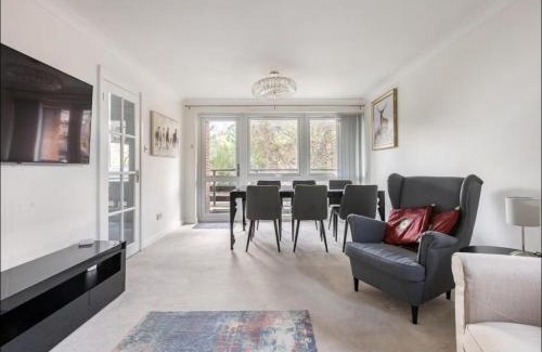 London Borough of Bromley Apartment | Spacious 1 bed apartment with parking & balcony!