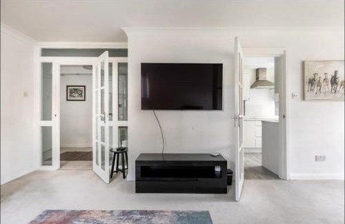 London Borough of Bromley Apartment | Spacious 1 bed apartment with parking & balcony!