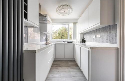 London Borough of Bromley Apartment | Spacious 1 bed apartment with parking & balcony!