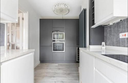 London Borough of Bromley Apartment | Spacious 1 bed apartment with parking & balcony!