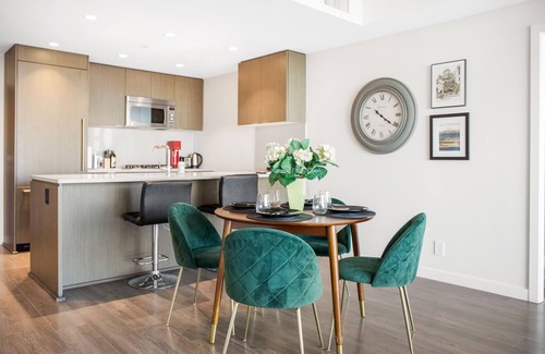 Central Lonsdale Apartment | Spacious 1-bedroom+den condo w/amazing amenities - 90 days minimum