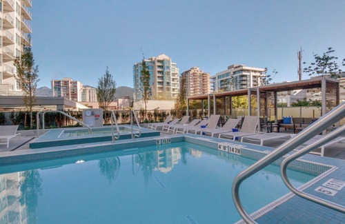 Central Lonsdale Apartment | Spacious 1-bedroom+den condo w/amazing amenities - 90 days minimum