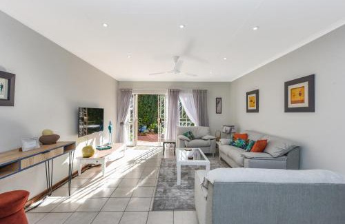 Greater Johannesburg Metropolitan Area House | Spacious 1-Bedroom Cottage in Bryanston