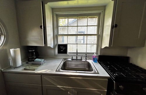 Geneva-on-the-Lake Cottage | Spacious 1 Bedroom Cottage with Pool and WiFi right by the GOTL Strip!
