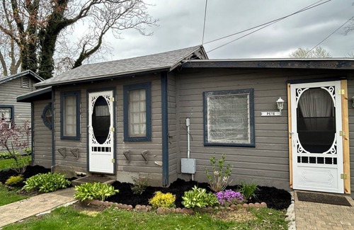 Geneva-on-the-Lake Cottage | Spacious 1 Bedroom Cottage with Pool and WiFi right by the GOTL Strip!