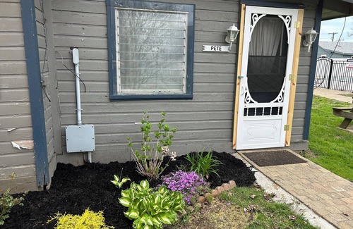 Geneva-on-the-Lake Cottage | Spacious 1 Bedroom Cottage with Pool and WiFi right by the GOTL Strip!