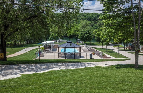 Branson Cottage | Spacious 1 bedroom Lake front property