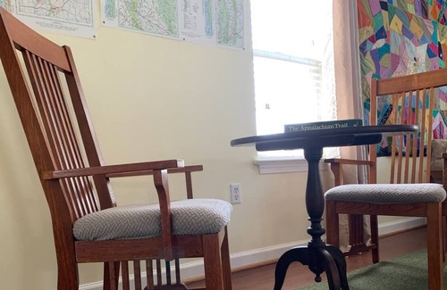 Bolivar Apartment | Spacious 1 bedroom suite with full kitchen, centrally located