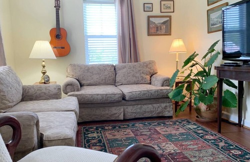 Bolivar Apartment | Spacious 1 bedroom suite with full kitchen, centrally located