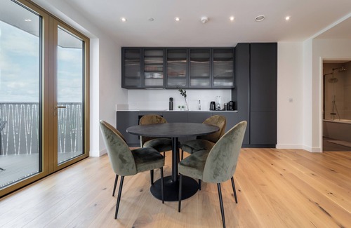 Tottenham Hale Apartment | Spacious 1 BR City View Apartment - 15 min from West End