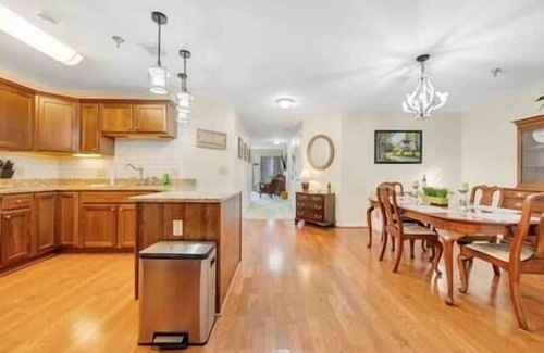 Moneta Apartment | Spacious 1 king bedroom WiFi on-site restaurant